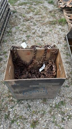 SET OF STUD TRACTOR CHAINS APPROX 13.5 X 28