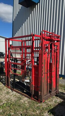 CATTLE CRATE WITH HEAD GATE