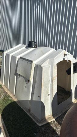 POLY CALF HUTCH