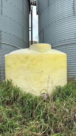 1300 Gallon Poly Tank