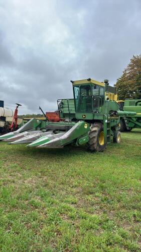 John Deere 4400 Diesel Combine