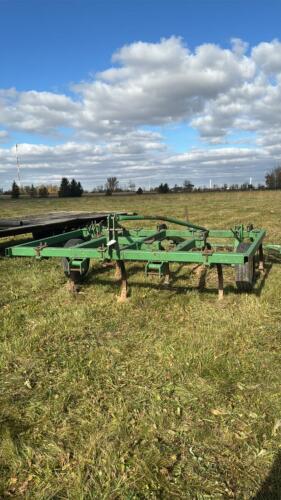 John Deere E1600 9-Shank Chisel Plow