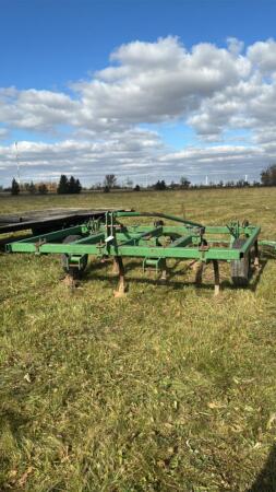 John Deere E1600 9-Shank Chisel Plow