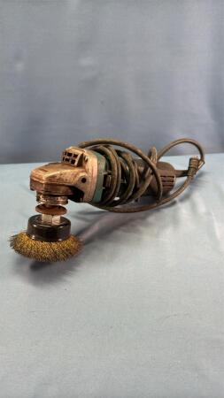 MAKITA 4.5IN ANGLE GRINDER