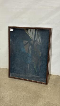 SHOWCASE WITH HINGED LID