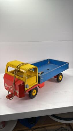 VERO WOODEN PULL TOY TRUCK