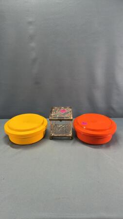 (2) TUPPERWARE 7IN BOWLS WITH LIDS