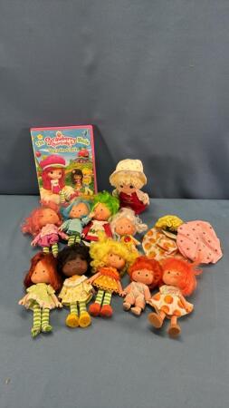 QUANTITY OF SMALL DOLLS