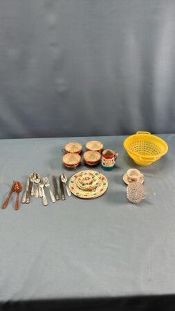 QUANTITY OF TIN & PORCELAIN DOLL UTENSILS