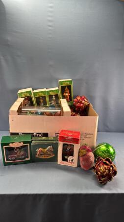 LARGE QUANTITY OF CHRISTMAS DECORATIONS