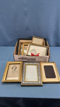 QUANTITY OF PICTURE FRAMES