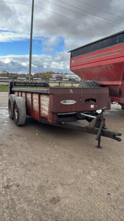NEW IDEA 10 TON TANDEM MANURE SPREADER