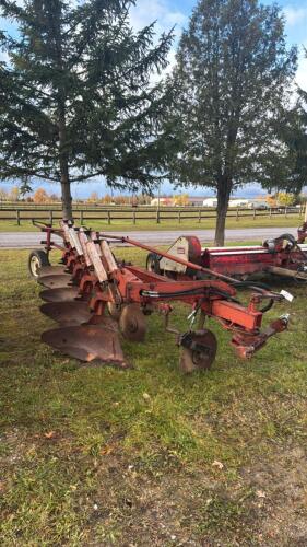 INTERNATIONAL 810 5 FURROW SEMI MOUNT PLOW