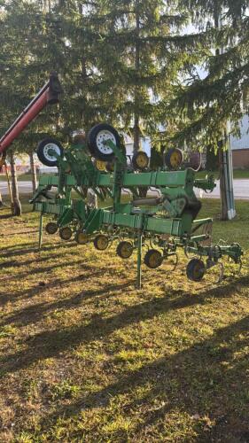 JOHN DEERE 845 3PTH FOLDING 12 ROW SCUFFLER