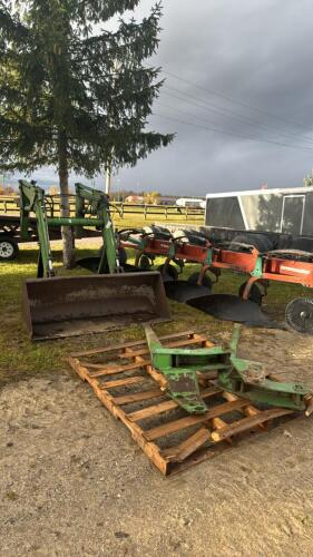 JOHN DEERE 245 LOADER