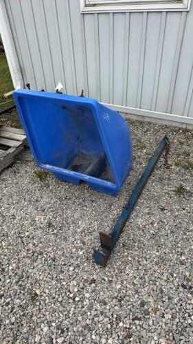 HANGING MINERAL FEEDER