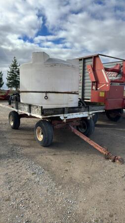 1200 GALLON POLY TANK ON WAGON WITH PUMP