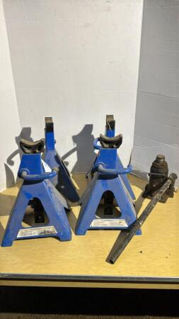 4 Axle Stands, 1 bottle Jack