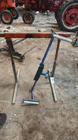 ADJUSTABLE WORK STAND WITH ROLLER BRACKET