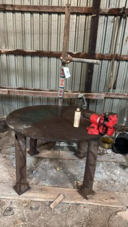 ROUND STEEL WELDING TABLE WITH SWIVEL VISE