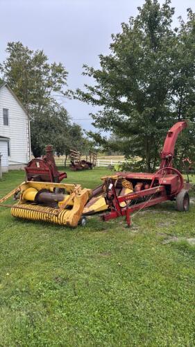 NEW HOLLAND 782 HARVESTER AND HEADS