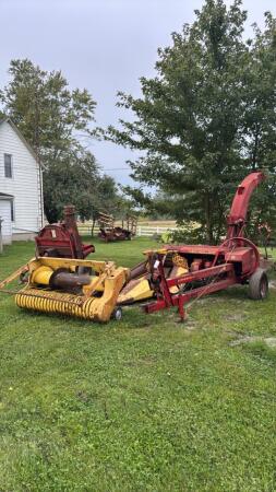 NEW HOLLAND 782 HARVESTER AND HEADS