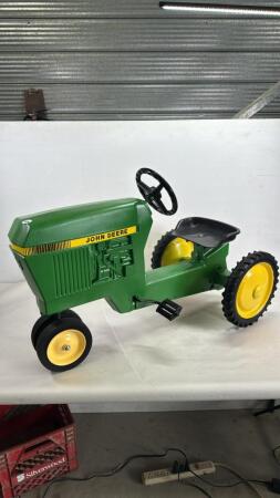 JOHN DEERE METAL PEDAL TRACTOR