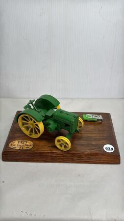 JOHN DEERE D TRACTOR ON BASE & USB