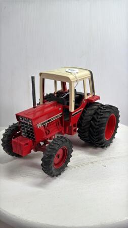 INTERNATIONAL 1586 TRACTOR WITH DUALS
