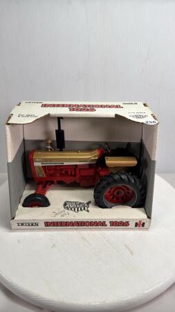 INTERNATIONAL 1026 HYDRO TRACTOR "GOLD"