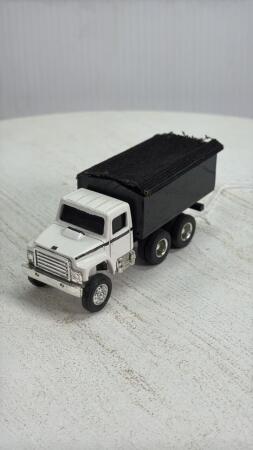 CUSTOM TANDEM AXLE GRAIN TRUCK WITH TARP