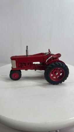 FARMALL TRACTOR WITH TORQUE AMPLIFIER