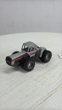 WHITE 4-270 TRACTOR WITH DUALS ALL AROUND