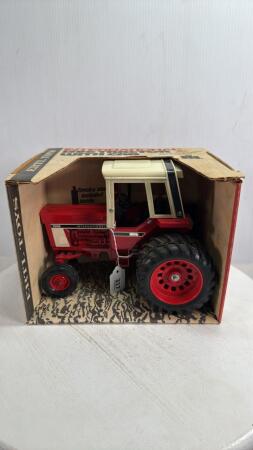 INTERNATIONAL 1586 TRACTOR WITH DUALS