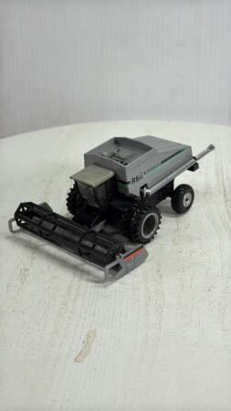 GLEANER R60 COMBINE WITH STRAIGHT HEAD