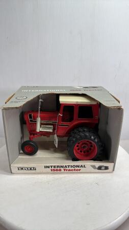 INTERNANTIONAL 1568 V8 TRACTOR