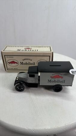 MOBILOIL 1931 HAWKEYE STRAIGHT TRUCK