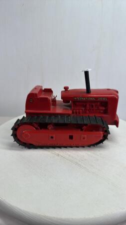 INTERNATIONAL DIESEL TD24 PLASTIC CRAWLER