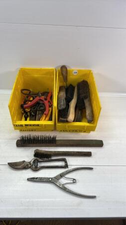 QUANTITY OF WIRE BRUSHES, EXACTO KNIVES ETC