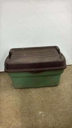 RUBBERMAID TOTE WITH LID