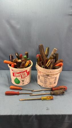 LARGE QUANTITY OF ASSORTED SCREWDRIVERS