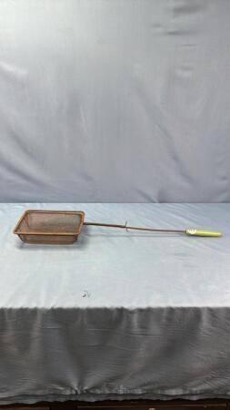 VINTAGE LONG HANDLED STEEL POPCORN POPPER