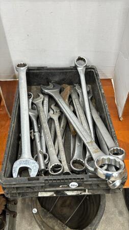 QUANTITY OF LARGE WRENCHES