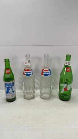 2 CLEAR PEPSI BOTTLES&2 GREEN 7UP GLASS BOTTLES