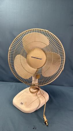 DURABRAND OSCILATING FAN
