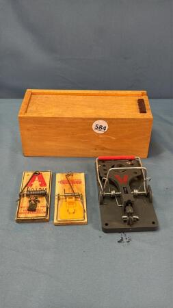 WOODEN BOX, 2 MOUSE TRAPS AND RAT TRAP