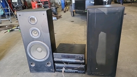 Technics Stereo Receiver and Speakers