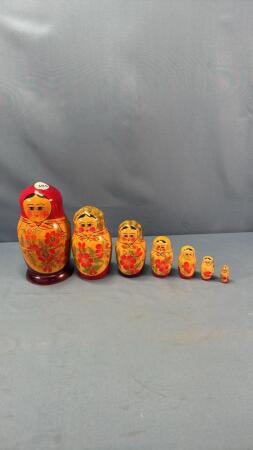 SET OF STACKING DOLLS SET