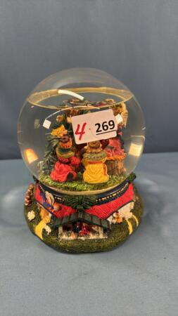 MUSICAL CHRISTMAS SNOW GLOBE