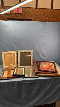 ASSORTMEMT OF PICTURE FRAMES